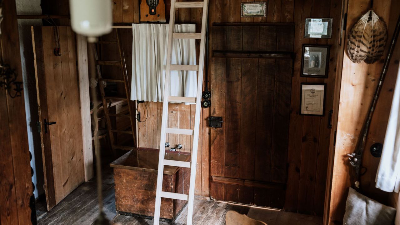 Haslauer Hütte Leiter zum Schlafbereich Haslauer Hütte Leiter zum Schlafbereich